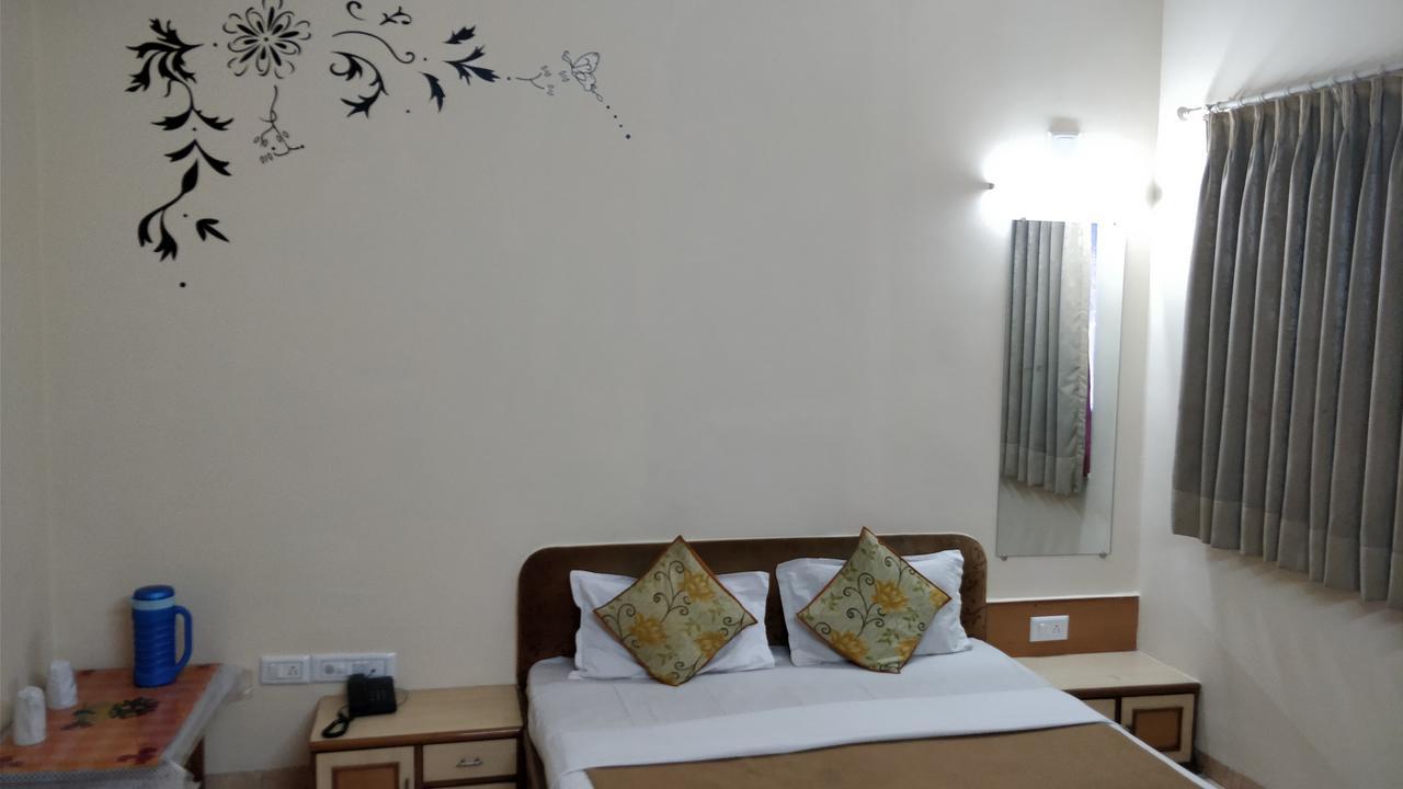 Hotel Damjis Ahmedabad Exterior photo