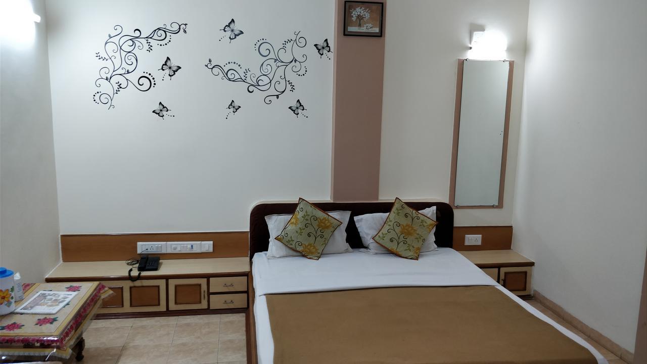 Hotel Damjis Ahmedabad Exterior photo
