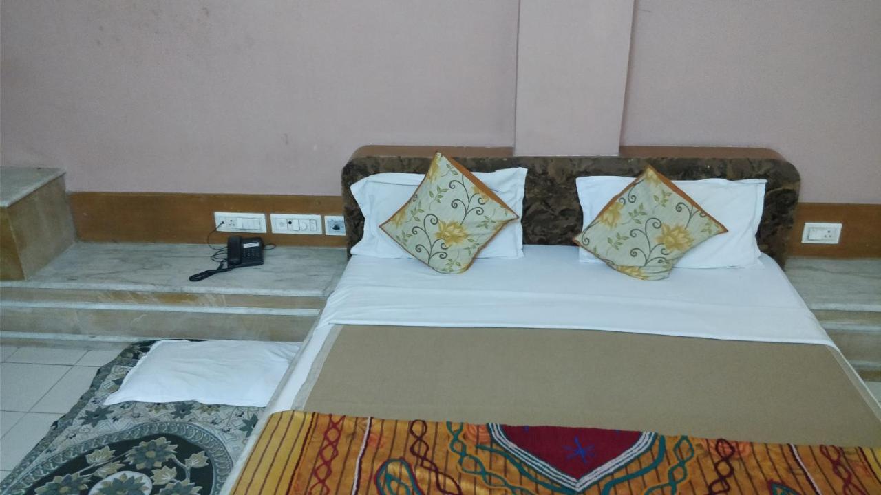 Hotel Damjis Ahmedabad Exterior photo